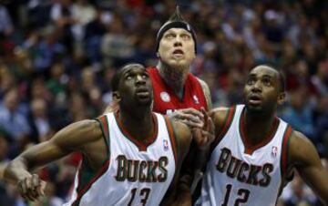 Chris Andersen de Miami Heat y los jugadores de Milwaukee Ekpe Udoh (izda) y Luc Richard Mbah.