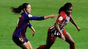 Aitana y Ludmila pelean por el bal&oacute;n. 