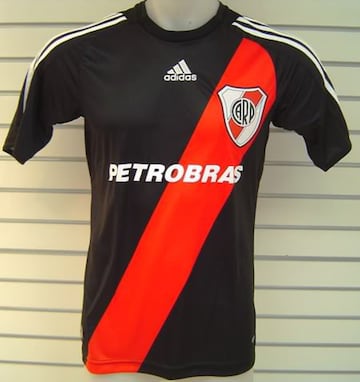 Las 50 playeras de fútbol en negro que te encantaría tener