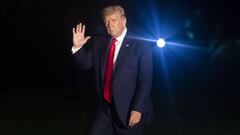 Washington (United States), 11/09/2020.- United States President Donald J. Trump waves as he walks across the South Lawn of after returning to the White House in Washington, DC, USA, 10 September 2020. Trump returned from Michigan where he spoke at a camp