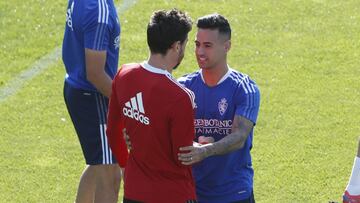 Cristian Álvarez y Nano Mesa se saludan antes del primer entrenamiento del delantero.