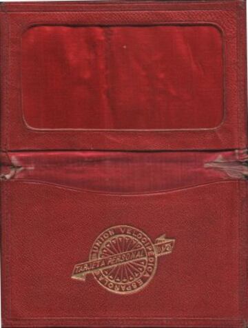 Loewe fue el primer patrocinador ciclista. En 1897 la sede y tienda de la empresa de marroquinería estaba en la calle del Príncipe de Madrid.
Esta cartera actualmente es propiedad del coleccionista Ricardo Carreño.
