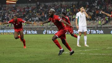 Esteban Orozco celebra su gol con Guinea Ecuatorial.