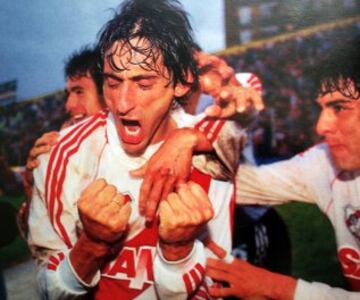 Sí, Enzo Francescoli sonó para ser refuerzo de Colo Colo. Los noventa dieron para todo y los albos lo colocaron como opción. 