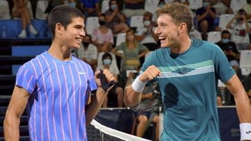 Carlos Alcaraz y Pablo Carre&ntilde;o se saludan durante el torneo de Villena.