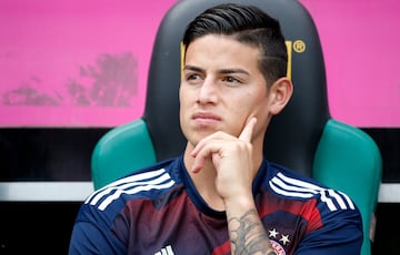 El volante colombiano James Rodríguez espera en el banco de suplentes por su debut con la camiseta del Bayern Múnich en la Telekom Cup, en la que su equipo jugará la final de 45 minutos ante el Werder Bremen.