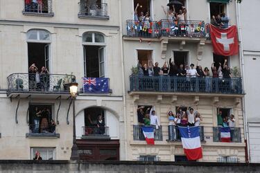 La ciudad de Pars engalana sus balcones con banderas de distintas naciones en la inauguracin de los Juegos Olmpicos.