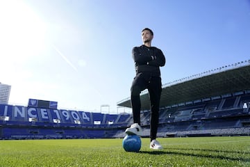 Nelson Monte pisando baln en La Rosaleda.