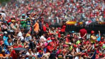 EL CIRCUITO SE TIÑÓ DE ROJO. Miles de aficionados apoyaron a Alonso y Ferrari, con lo que las gradas del circuito tuvieron el predominio del rojo de Maranello.