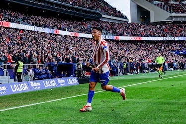 El atacante argentino celebra con su afición el gol que puso el definitivo 3-0 en el marcador.