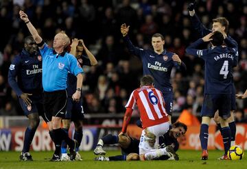 El jugador del Arsenal Aaron Ramsey se lesionó de gravedad tras una entrada del defensa del Stoke City, Ryan Shawcross en el partido que les enfrentaba en el Britannia Stadium. Ramsey fue evacuado en una ambulancia tras la entrada Shawcross.