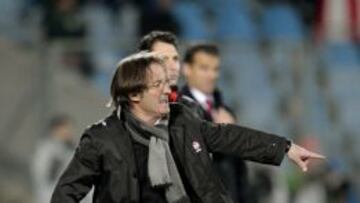 El entrenador del Granada Juan Antonio Anquela da instrucciones a sus jugadores, durante el partido de la decimonovena jornada de Liga de Primera División, disputado frente al Getafe esta tarde en el Coliseum Alfonso Pérez de Getafe.