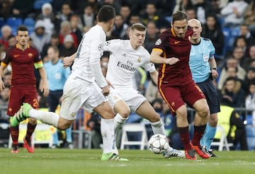 La leyenda de la Roma gustaba mucho en la casa blanca. Recibió los aplausos del Bernabéu en dos ocasiones distintas: en su visita en la fase de grupos de la Champions League el 30 de octubre de 2002 y, en el partido de vuelta de los octavos de final de la Champions League el 8 de marzo de 2016 (en la foto).