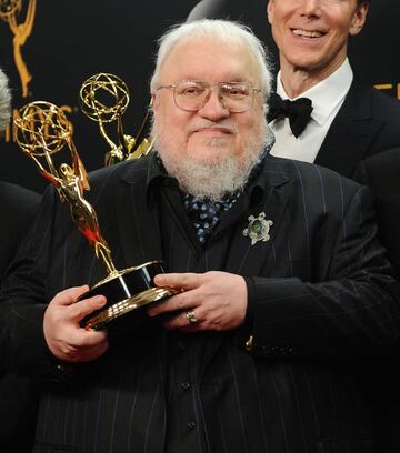 George R.R. Martin posa frente a la prensa en la 68º edición de los premios Emmy.