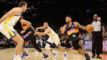 PHOENIX, ARIZONA - NOVEMBER 30: Cameron Payne #15 of the Phoenix Suns drives the ball past Stephen Curry #30 of the Golden State Warriors during the second half of the NBA game at Footprint Center on November 30, 2021 in Phoenix, Arizona. The Suns defeated the Warriors 104-96. NOTE TO USER: User expressly acknowledges and agrees that, by downloading and or using this photograph, User is consenting to the terms and conditions of the Getty Images License Agreement.   Christian Petersen/Getty Images/AFP
 == FOR NEWSPAPERS, INTERNET, TELCOS &amp; TELEVISION USE ONLY ==