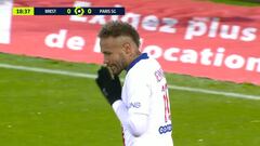 Curiosa forma del portero para hacerle fallar el penal a Neymar