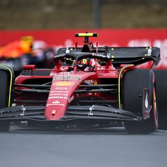 Russell le roba la pole a Sainz y Verstappen falla