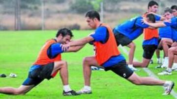 <b>CARAS NUEVAS. </b>Peña y Juanra serán dos de las caras nuevas que hoy lucirán en el Rico Pérez. Ayer se sometieron a una intensa sesión en Fontcalent, que estuvo marcada por la lluvia.