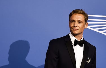 Matthias Schweighofer durante la alfombra roja de la gala béfica amfAR celebrada en el Hotel du Cap-Eden-Roc.