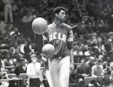 Cuando nació en 1959, el Hall of Fame no tenía una sede en condiciones, y así fue hasta 1968. El primer edificio abrió el 17 de febrero. Llegaban buenos tiempos: el 20 de enero la Universidad de Houston de Elvin Hayes ganó a la UCLA de Lew Alcindor (luego Kareem Abdul-Jabbar) en el primer partido del siglo: 50.000 personas en las gradas, TV en directo por primera en un partido de fase regular. Tres días después, el 20 de enero, la NBA celebró un All Star Game en el Madison Square Garden en el que se reunió una generación de jugadores que ya eran grandes figuras: Bill Russell, Wilt Chamberlain, Elgin Baylor, Jerry Lucas, Willis Reed, Oscar Robertson, John Havlicek… El baloncesto despegaba y en Springfield iba a tener su epicentro.