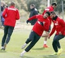 Diego Costa y Arda Turan se entrenan con el resto del grupo