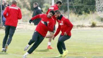 Diego Costa y Arda Turan se entrenan con el resto del grupo