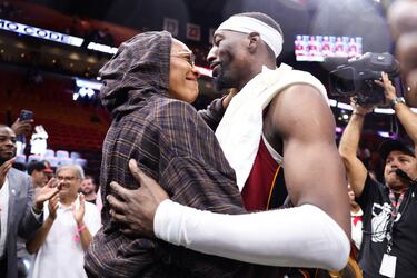 Adebayo celebra su hito personal con su pareja, A'ja Wilson la jugadora de Las Vegas Aces de la WNBA, 3 anillos de campeona, 4 MVPs, 2 oros olímpicos.