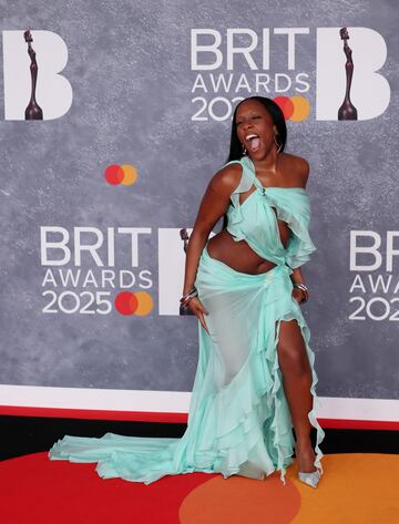 Rachel Chinouriri posa en la alfombra de los Brit Awards 2025.
