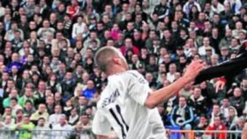 <b>PENALTI. </b>Zancadilla de Zambrotta a Benzema sin sanción.