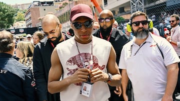 El delantero francés del Real Madrid, Kylian Mbappé, disfrutando en el paddock del Gran Premio de Mónaco de Fórmula 1. 