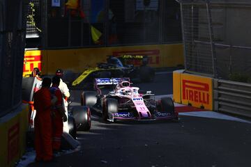 Sergio Perez pasando junto al coche siniestrado.