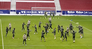 El conjunto dirigido por Diego Pablo Simeone se ha entrando con la mente puesta en el partido de Liga frente a la Sociedad Deportiva Eibar de mañana (21:30 h).  
