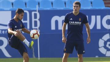 Ra&iacute;, en un entrenamiento del Zaragoza junto a Zapater