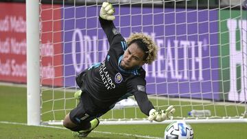 El portero peruano fue expulsado en la tanda de penales, pero no se fue al vestidor, por lo que la liga decidió multarlo. En el comunicado no revelan la cantidad.