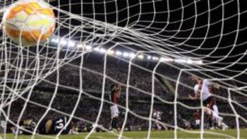 Carlos Sánchez anota el gol del triunfo