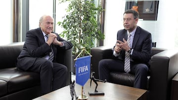 Blatter y Bartomeu, durante una entrevista en la que charlaron sobre la sanci&oacute;n de la FIFA al Barcelona.