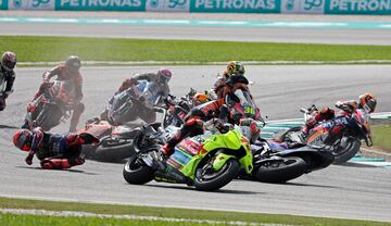 Una vez embestido Quartararo, la fortuna se alió con el resto de pilotos, salvo uno, Brad Binder, compañero de Miller en KTM, que cayó por el efecto dominó de la doble caída.