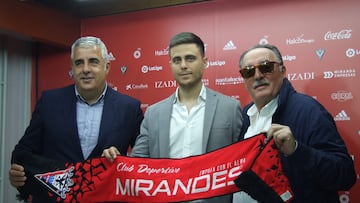 Alessio Lisci, junto a Alfredo Merino (a la izquierda) y De Miguel (a la derecha) en su presentación oficial.