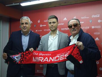 Alessio Lisci, junto a Alfredo Merino (a la izquierda) y De Miguel (a la derecha) en su presentación oficial.
