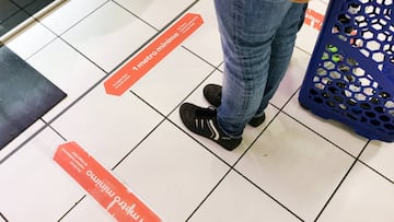 16 March 2020, Spain, Sa Coma: In a supermarket, signs are stuck to the floor, requiring a minimum distance of one meter to the nearest customer. To combat the rapidly spreading coronavirus epidemic, the Spanish government declared a two-week curfew on Sa