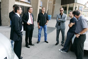 Iniesta, junto a Joan Laporta, Víctor Valdés y Pep Guardiola, antes de acudir al velatorio de Dani Jarque.