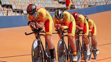 El equipo español femenino de ciclismo en pista, durante un entrenamiento.