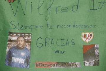 Sentido homenaje de la afición del Rayo en recuerdo al ex-portero nigeriano Wilfred.