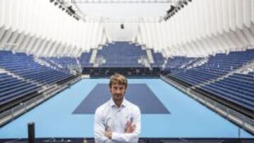 Juan Carlos Ferrero posa con delante de la pista central del Valencia Open 500.