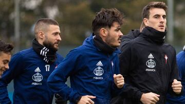 Jozabed S&aacute;nchez corre junto a Iv&aacute;n Villar, David Junc&agrave; y Fran Beltr&aacute;n durante un entrenamiento del Celta.