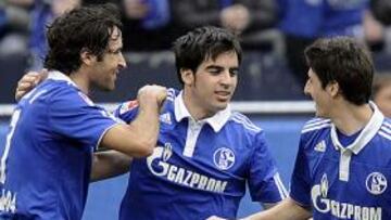 <b>EL 1-0. </b>Raúl y Gavranovic felicitan a Jurado tras marcar el penalti.