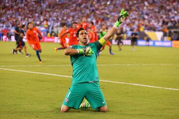14°. Claudio Bravo (34 años, vigente) ha disputado 119 partidos por Chile.