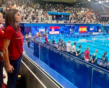 La Reina Letizia en el momento del himno español antes del comienzo del partido de la selección española de waterpolo masculino ante la selección de Serbia en el partido de la ronda preliminar de los Juegos Olímpicos.