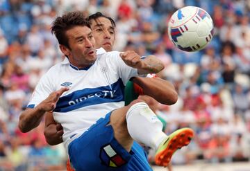 El 'Pájaro' exhibe en su haber tres títulos con Universidad Católica, en 2010 y en el bicampeonato logrado bajo el mando de Mario Salas en 2016. Formado como jugador en el elenco cruzado, hoy su carrera continúa plenamente vigente en Palestino.