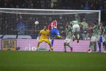 El jugador del Betis, Pezzella, marca en el 62' en propia puerta el 2-0 para los rojiblancos. 